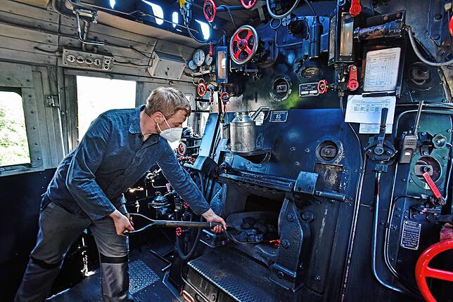 Saisoneröffnung Blumberger Sauschwänzlebahn: Heizer Florian Kalsow freute sich gestern Vormittag, daß er erstmals wieder in diesem Jahr ...