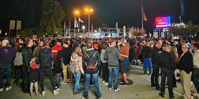 Bild 2: Nach dem Ärzte-Konzert herrscht großer Andrang am Anleger &ndash; und fast Festival-Feeling auf der Fähre!