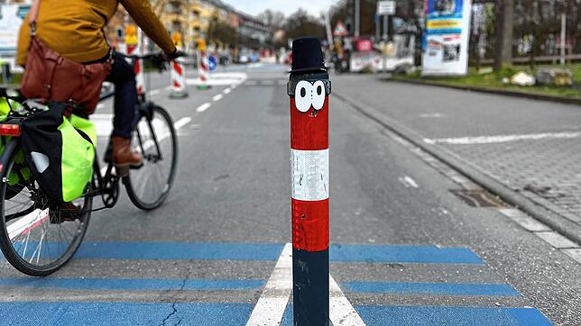 Bild : Der #polleroflove hat genug! Sperrpfosten der Radstraße will nicht mehr flachgelegt werden