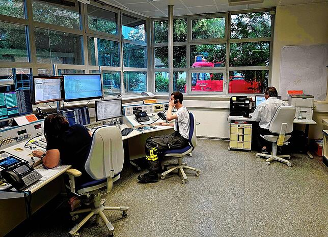 Notrufe über die 112 werden von der Integrierte Leitstelle des Landkreises an eine koordinierende Stelle im Feuerwehrhaus Radolfzell ...