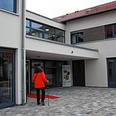 Der Eingang zu den Räumen der Senioren-Wohngemeinschaft „Am Voglerhof“, die sich im Erdgeschoss befindet mit zwölf Einzelzimmern und ...