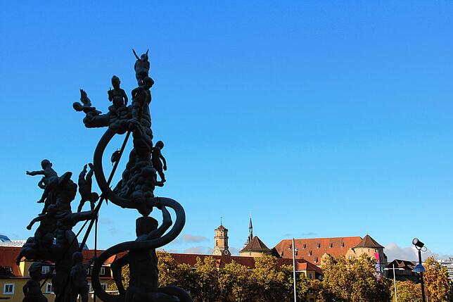 Beginn einer eigentümlichen Beziehung: Stuttgart und das Lenkmal (links).