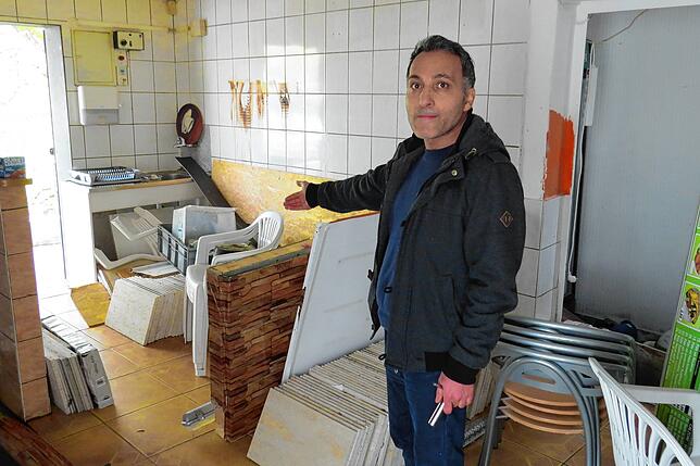 Zeynal Agir – hier bei einer Begehung vor 1,5 Jahren – kämpfte lange für die Zukunft des Gebäudes, das er selbst oder seine ...