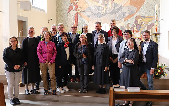 Sie gehören zu Machern und Unterstützern des Ulrikawegs: In der hinteren Reihe (Mitte) steht Schwester Benedicta Maria Kramer (rechts ...