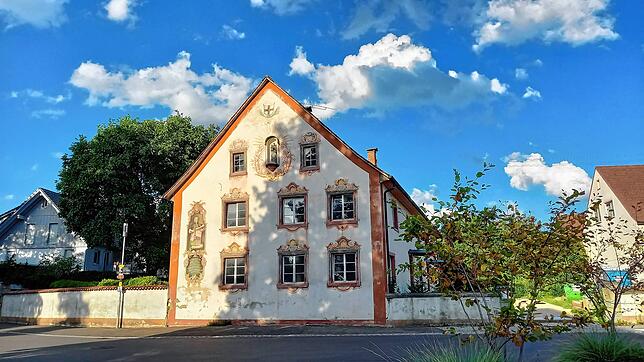 Barocke Details gibt es immer wieder im Ort zu entdecken &ndash; wie hier die Fassade am der Ortsdurchfahrt.