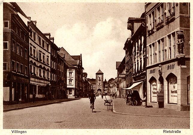 Das Haux-Gebäude zur Zeit, als die Familie Boss das Anwesen betrieb. Der Blick in die Rietstraße und links in der Bildmitte der Beginn ...