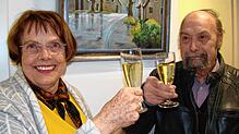 Ein Prosit auf ihren Mentor: Marlis Reimann bei der Eröffnung ihrer Ausstellung in der Volkshochschule mit Roland Kamenzin.