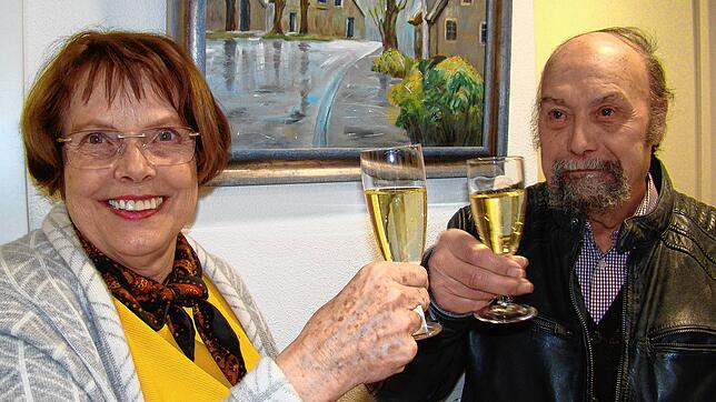Ein Prosit auf ihren Mentor: Marlis Reimann bei der Eröffnung ihrer Ausstellung in der Volkshochschule mit Roland Kamenzin.