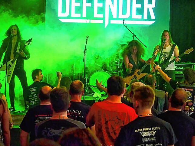 Die Band Defender heizt 2019 beim &bdquo;Black Forest Fest&ldquo; im Klosterhof ein.