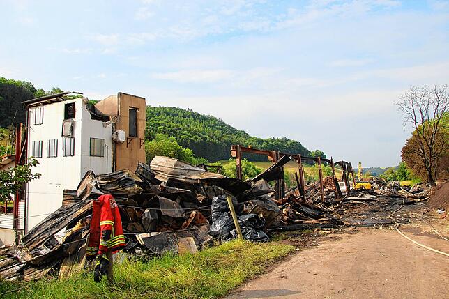 Die Feuerwehr wird die Brandruine weiter überwachen.