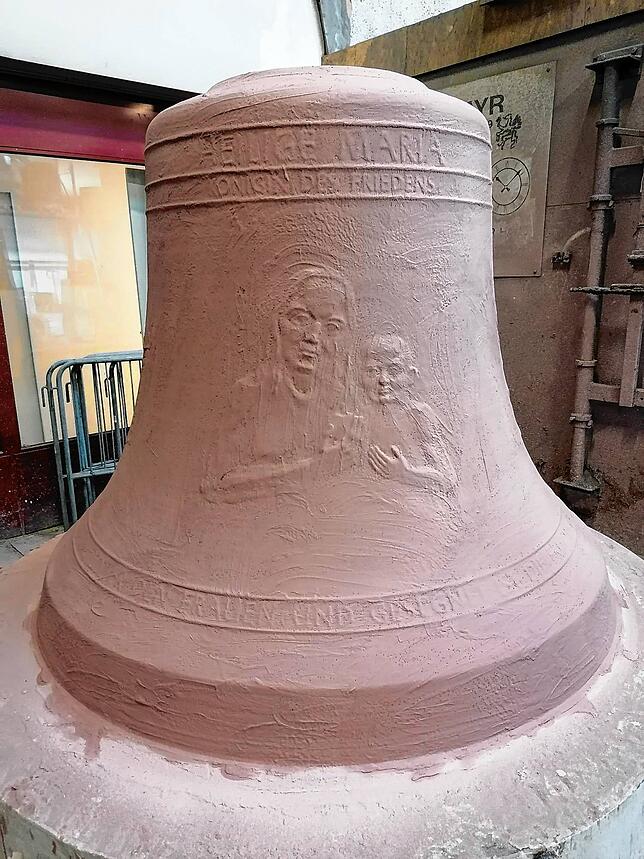 Weiterer Schritt: Die falsche Maria-Glocke ist mit einer ersten Lehmschicht zur Bildung des Mantels überzogen.