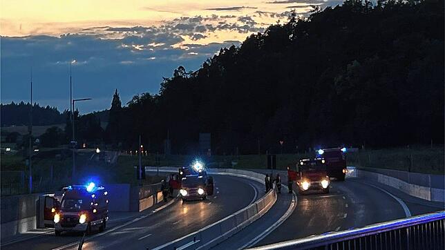 In der Nordröhre des Tunnels Waldsiedlung geht am Dienstagabend, 18. Juni, um 21.23 Uhr der Brandalarm los. 77 Einsatzkräfte der ...