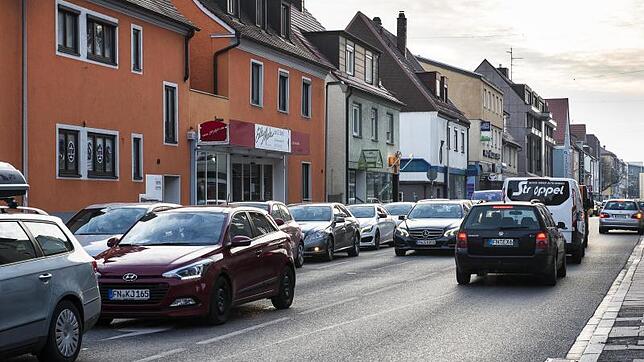 Feierabendverkehr in der Charlottenstraße: Immer mehr Autos verstopfen die Straßen der Stadt.