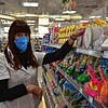 Martina Bentele arbeitet in einem Markdorfer Drogeriemarkt, der für seine Angestellten Schutzmasken ausgegeben hat.
