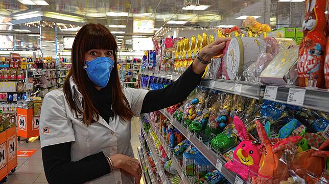 Martina Bentele arbeitet in einem Markdorfer Drogeriemarkt, der für seine Angestellten Schutzmasken ausgegeben hat.