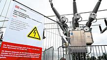 Ein Schild verweist in Niederbiegen auf die neue Oberleitungsanlage der Südbahn. Die Leitungen wurde vor wenigen Wochen komplett ...