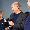 Scholz mit Joystick. Bei ZF testet der Regierungschef einen ferngesteuerten Lastwagen. Das Modell haben ZF-Azubis gebaut.
