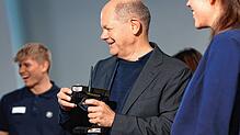 Scholz mit Joystick. Bei ZF testet der Regierungschef einen ferngesteuerten Lastwagen. Das Modell haben ZF-Azubis gebaut.