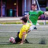 SV Hölzlebruck (Andreas Beha, gelbes Trikot) verliert gegen FC 07 Furtwangen (Jens Fichter) und hat große Abstiegssorgen.