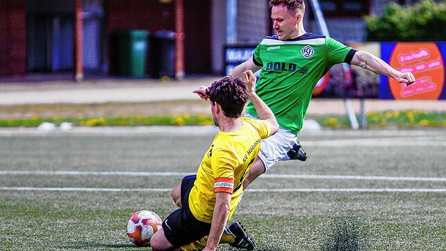 SV Hölzlebruck (Andreas Beha, gelbes Trikot) verliert gegen FC 07 Furtwangen (Jens Fichter) und hat große Abstiegssorgen.