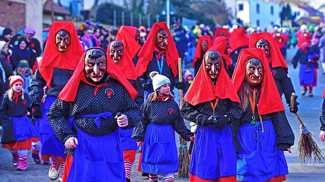 Die gastgebenden Bergli-Hexen führten am Sonntagnachmittag den großen Jubiläumsumzug an. Anläßlich des 35jährigen Bestehens der Hexen ...