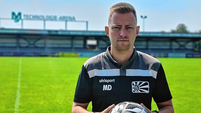 Mike Duffner, Trainer der A-Jugend des FC 08 Villingen, auf dem Rasen der heimischen MS-Technologie-Arena.
