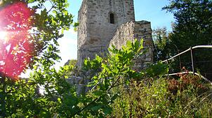 Hoch über Dietfurt ragt der Burgfried der Ruine. Der Weg nach oben lohnt sich, aber auch ein Blick in die Burghöhle. Führungen durch ...