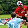 Stark in der Luft: Bennet Wagner (rechts) wuchtet den Ball beim 5:3 des FC 08 Bad Säckingen ins Tor. Maximilian Leirer (links) und ...