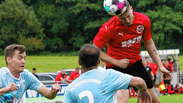 Stark in der Luft: Bennet Wagner (rechts) wuchtet den Ball beim 5:3 des FC 08 Bad Säckingen ins Tor. Maximilian Leirer (links) und ...