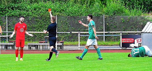 Platzverweis: Nach seinemFoul an Simon Gantert (Nr.12) musste der Tiengener Patrik Braun vorzeitig vom Feld