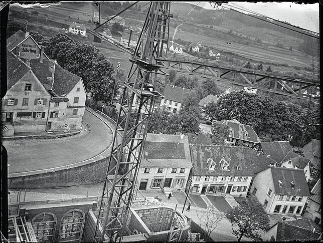 Blick auf die Baustelle, Kirchhalde und den Stadtwall im Hintergrund.