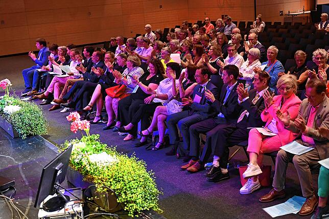 Blick in die Reihen der Jubiläumsgäste beim Festakt in der Stadthalle Waldshut.