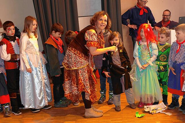 Marion Heizmann führt in Pfohren durch das Kinderprogramm.