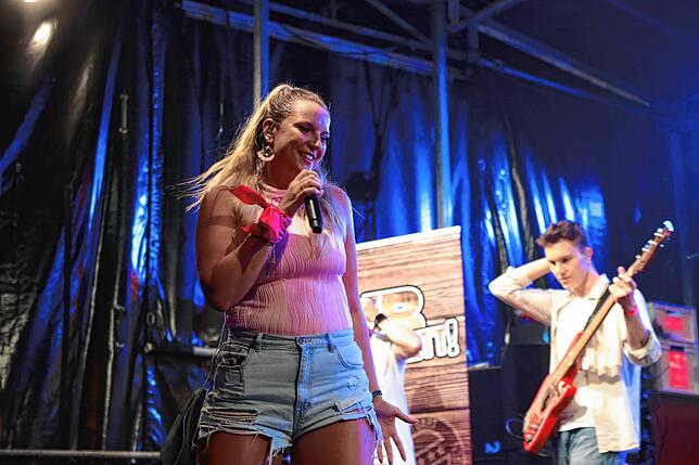 Bild 3: Konstanzer Weinfest 2025: Der Stephansplatz ist voll und die Stimmung prima