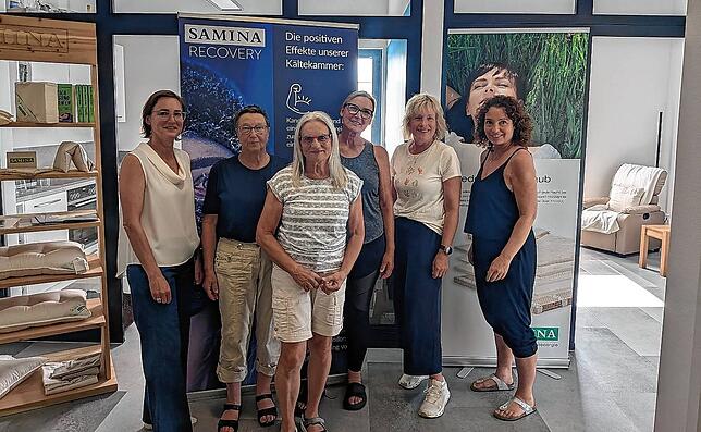 Melanie Brucker (l.) und Tanja Böttinger (r.) begrüßen die Leserinnen (v.l.) Gesine Gaugel, Ursula Gabele, Johanna Geiger und Michaela ...