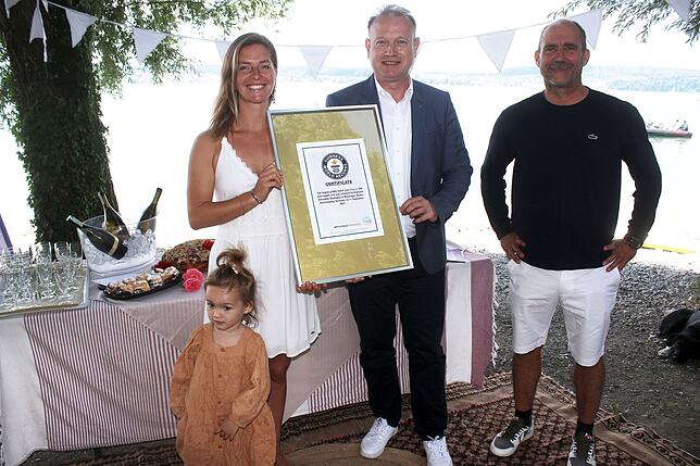 Oberbürgermeister Jan Zeitler (Mitte) hat die offizielle Urkunde von Guinness World Records an Initiatorin Raphaela Schäufele übergeben. ...
