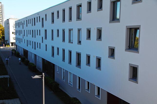 Der Bau der gemeinwohlorientierten Mietwohnungen, wie hier entlang der Gleise in Petershausen, müsse verdoppelt werden, fordert Winfried ...