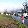 Hier kommt der Neubau hin: Bürgermeister Edgar Lamm zeigt auf das Feld am Kanalweg beim Hallenbad in Mühlhofen, wo 2020 das neue ...