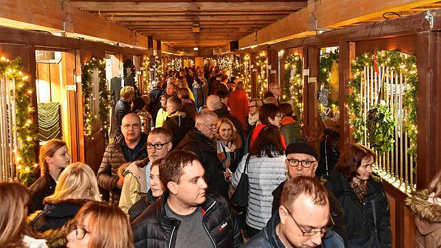 So wie 2019 wird es in diesem Jahr sicher nicht aussehen. Bei der Fürstenberg Weihnachtswelt 2021 gelten die 2G-Plus-Regel sowie ...