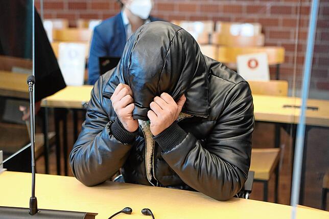 Eugen B. soll als mutmaßlicher Chef der Zuhälterbande die Fäden gezogen und die durch Zwangsprostitution verdienten Gelder an sich ...