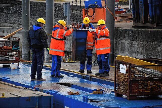Bild 8: Bilder vom Zusammenbau einer Bohrplattform im Bodmaner Hafen
