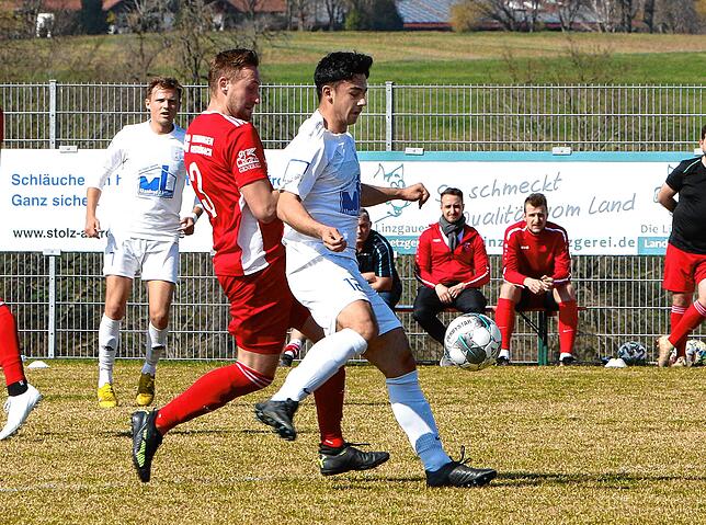 SG-Spieler David Huber (links) im Zweikampf mit Eray Erdem