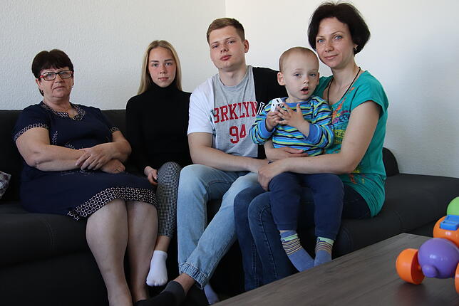 Evgeniy Parfonov (Mitte), 18, ist mit Großmutter Liudmyla Klochok (links), 63, Mutter Viktoriia Parfonova, 39, und seinem kleinen Bruder ...