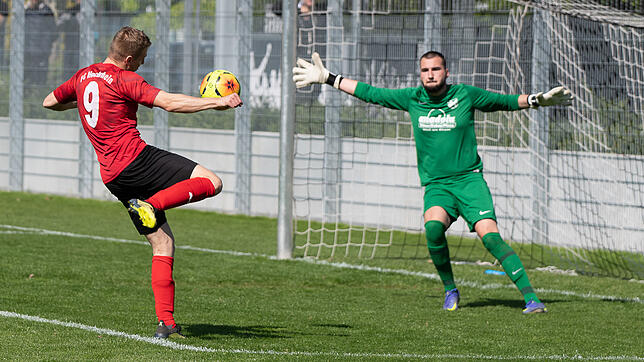 Schwungvoll: Ein Tor war Nico Maier (links) nach seiner Einwechslung beim 4:1-Sieg des FC Hochrhein in Friedlingen nicht vergönnt. Dafür ...