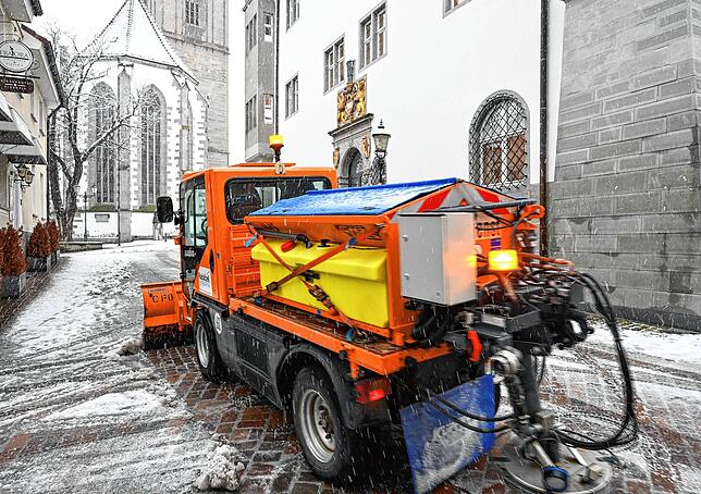 Es gibt viel zu tun. Gestern hatten die Schneeräumdienste(hier ein Fahrzeug der Technischen Betriebe Radolfzell) alle Hände voll damit ...
