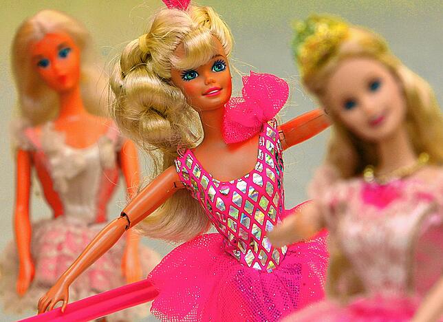 Drei Barbie-Puppen 2007 in der Ausstellung „Busy Girl – Barbie macht Karriere“ im Stadtmuseum in Köln. Die ...