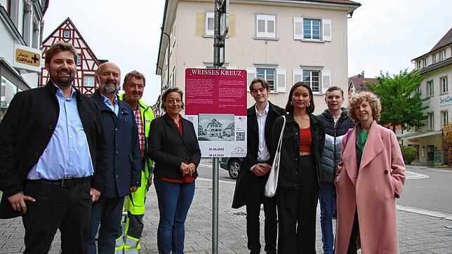 Museumsleiter Julian Windmöller, Wolfgang Kammerlander, Vorsitzender der Bürgerstiftung, Raimund Keller von den Technischen Diensten und ...