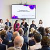 Henriette Stanley (mit Mikrofon), Geschäftsführerin der Wirtschaftsförderung Schwarzwald-Baar-Heuberg, teilt auf dem Podium die ...
