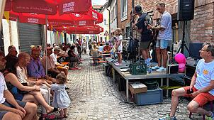 Die Besucher genießen das Beisammensein bei guter Musik und leckerem Essen beim Gässlefest des Jazzclubs Villingen – und können sich ...