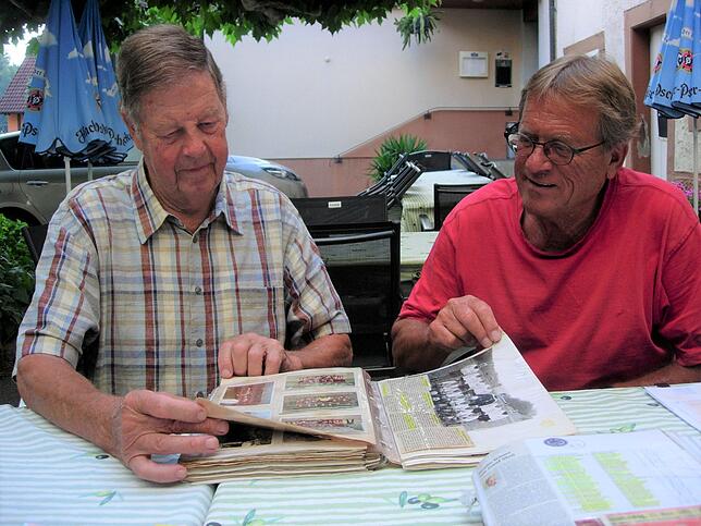 Erinnerungen: Karl Landwehr (links) und Lothar Wiese vom FC Weisweil bei der Durchsicht alter Bilder und Zeitungsberichte.